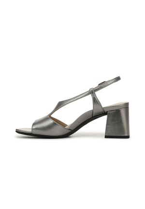 Sandale femme argent métallisé à bout ouvert avec talon bloc et bride arrière sur fond blanc.