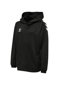 Schwarzer Kapuzenpullover aus weichem Material, mit Kängurutasche, weißem Logo und weißen Streifenakzenten an den Schultern.