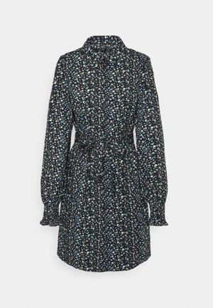 Czarna mini sukienka z długim rękawem, z niebiesko-białym drobnym kwiatowym wzorem, z kołnierzem, taliowana i z marszczonymi mankietami.