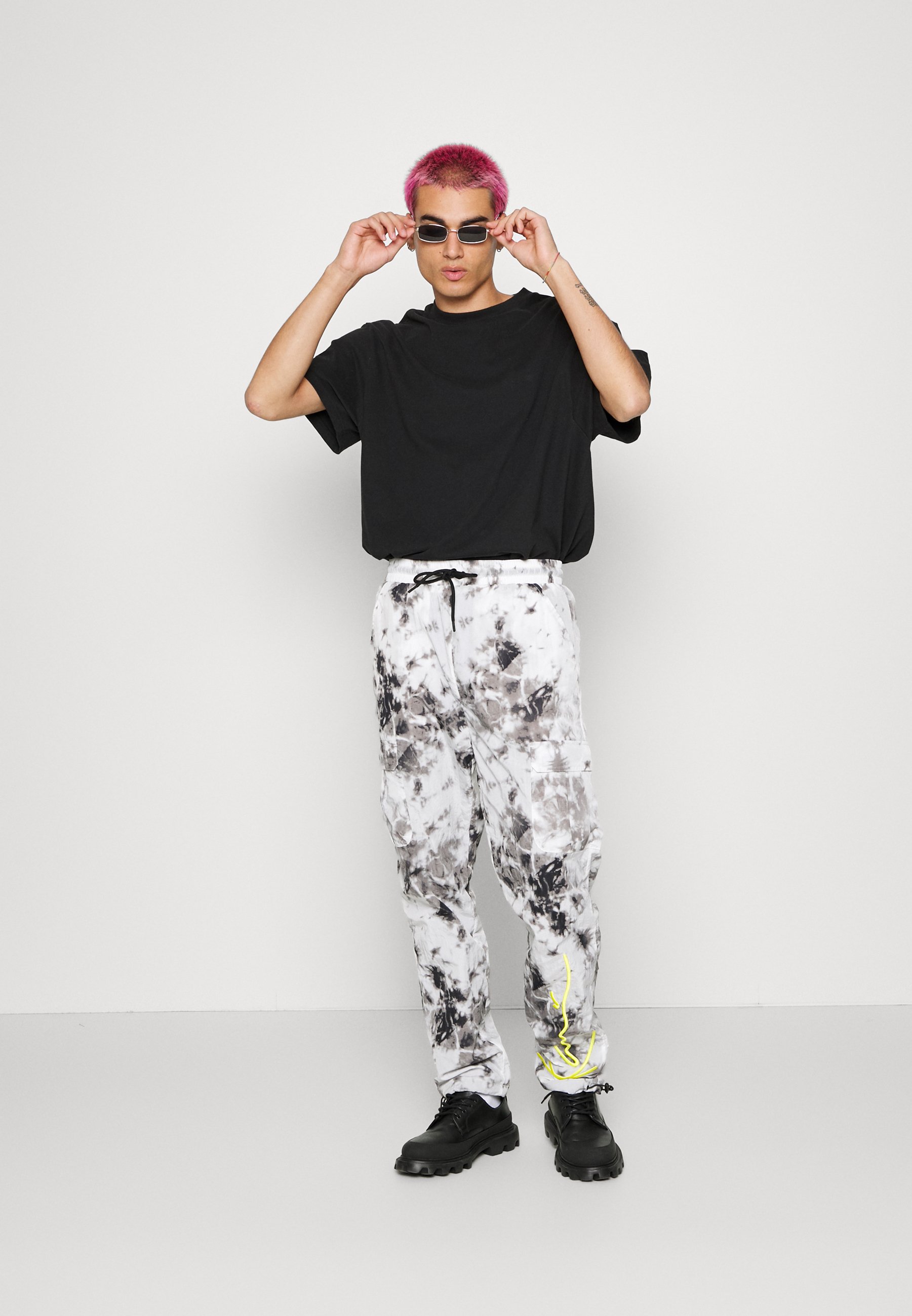 Karl Kani SIGNATURE PIXELPRINT PANTS UNISEX - Pantaloni cargo - grey/grigio  - Zalando.it