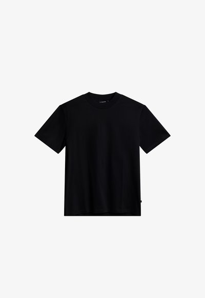 Must värv ja lühikeste varrukatega T-särk, valmistatud pehmest kangast, ringikujulise kaelusega ja klassikalise lõikega, ilma mustrite või aksessuaarideta.