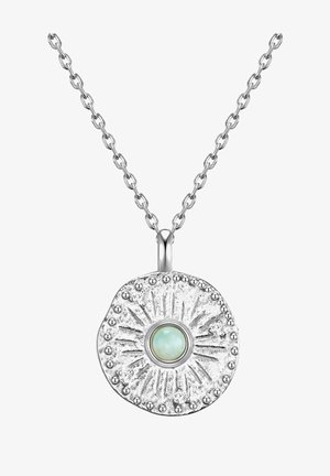 Collana con pendente in argento, design circolare testurizzato, pietra centrale di colore azzurro chiaro e catena. Presenta piccole perline decorative lungo il bordo.