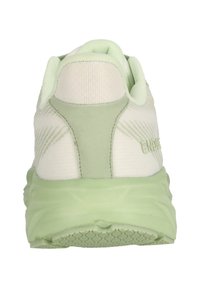 Scarpa sportiva verde e bianca con superficie testurizzata, collare imbottito e suola in gomma. Presenta un accento sul tallone di colore verde uniforme.