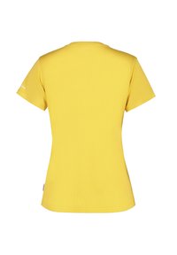 Gul kortärmad t-shirt i strukturerad tyg, med rund halsringning och en figurnära silhuett, med en logotyp nära vänster axel.