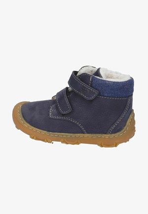 Marineblaue Lederkinderschuhe mit zwei Klettverschlüssen, flauschigem Futter und einer strukturierten Gummisohle. Gesteppte Details erhöhen die Langlebigkeit.