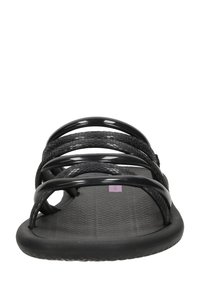 Sandales à glisser noires avec quatre bretelles texturées, une semelle rembourrée et un motif en forme de nid d'abeille sur la semelle intérieure pour plus d'adhérence.