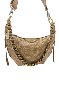 Sac à main tissé brun avec une forme courbée, doté d'une bandoulière en chaîne, d'accents en cuir et d'une fermeture éclair. Détail de franges notable sur le côté.