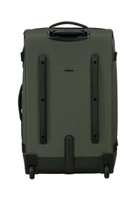 Maleta rodante de tela verde oscuro, con textura suave, asa superior, ruedas resistentes y acentos de plástico negro para mayor durabilidad.