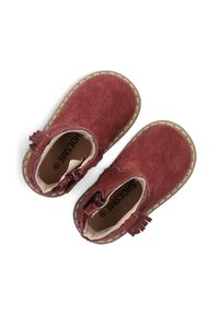 Rode suède enkellaarsjes met een gemarmerde afwerking, voorzien van een zijrits, decoratieve kwastjes en tankleurige stiksels rond de zool.