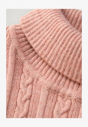 Suktas megztinis švelnios rožinės spalvos su raukšlėta turtleneck apykakle ir ripsų raštu priekyje, demonstruojantis įvairias mezgimo technikas.