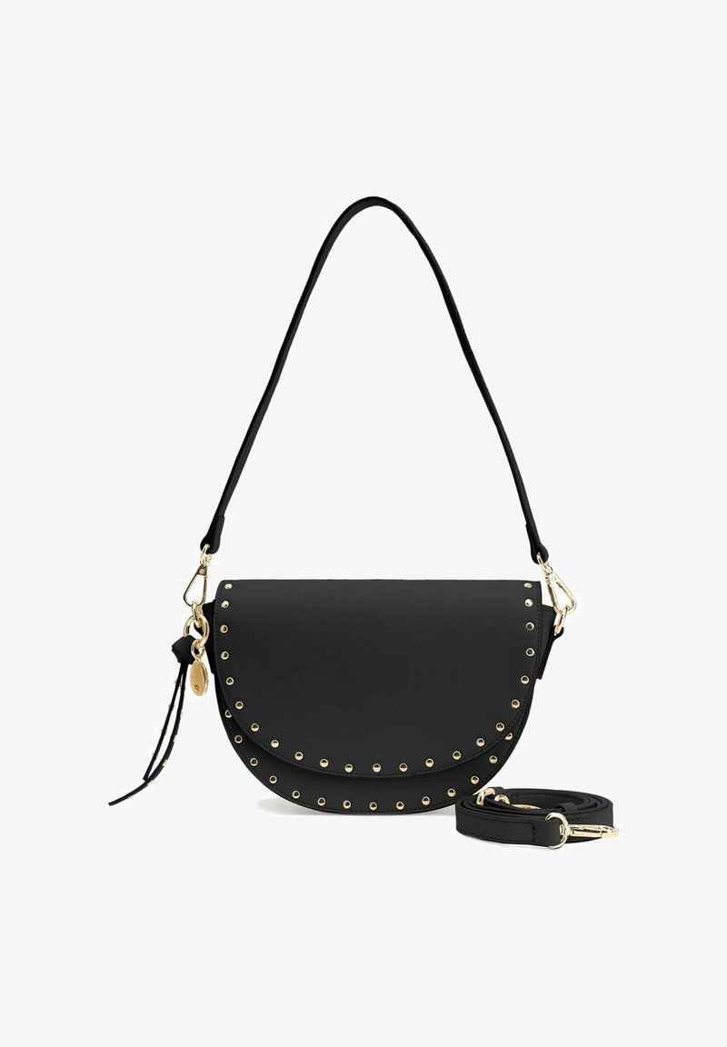 Schwarze Lederumhängetasche mit einer geschwungenen Form, goldenen Beschlägen und Nietenakzenten entlang des Randes. Inklusive verstellbarem Tragegurt.