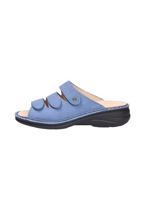 Sandale en cuir bleu à bout ouvert avec trois brides réglables et une semelle noire rembourrée.