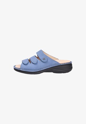 Sandale en cuir bleu à bout ouvert avec trois brides réglables et une semelle noire rembourrée.