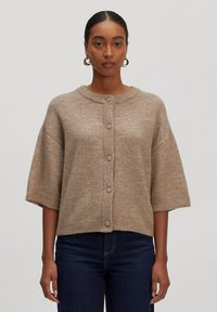 Korte mouw, knopenluis cardigan in lichtbruin breiwerk. Heeft een ronde halslijn, ribgebreide randen en een zachte textuur. Casual pasvorm.