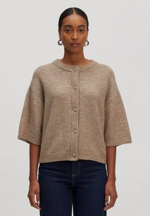 Kurzärmeliger, knöpfbarer Cardigan aus leicht braunem Strick. Verfügt über einen runden Ausschnitt, gerippte Kanten und eine weiche Textur. Lässiger Schnitt.