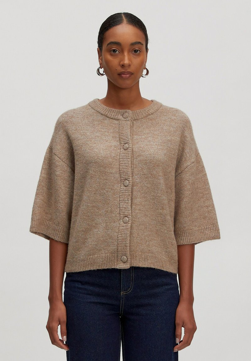 Korte mouw, knopenluis cardigan in lichtbruin breiwerk. Heeft een ronde halslijn, ribgebreide randen en een zachte textuur. Casual pasvorm.