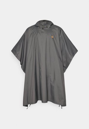 Grå vanntett poncho med bred design, korte ermer, hette og justerbare snorbindinger; har et lite logo på brystet.