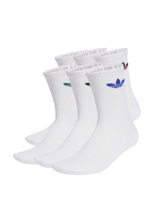 Sześć par białych skarpet do połowy łydki z prążkowanymi ściągaczami, z różnokolorowym logo Adidas trefoil blisko góry.