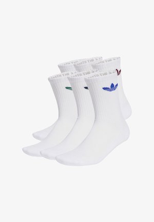 Sechs Paar weiße Mid-Calf-Socken mit gerippten Bündchen, jeweils mit einem unterschiedlich farbigen Adidas-Trefoil-Logo nahe dem oberen Rand.