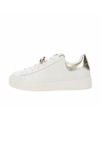 Witte leren sneaker met een dikke witte zool, metalen gouden accent op de hiel, vetersluiting en decoratieve versiering op de tong.