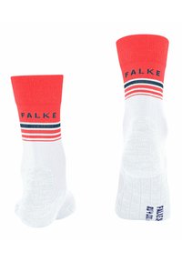 Chaussettes de sport blanches avec une bordure côtelée rouge corail, ornées de rayures navy et du logo "FALKE". Semelle texturée pour une bonne adhérence, conçues pour le confort.