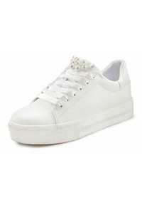 Witte sneakers van leer, met een gladde textuur, een platte rubberen zool en een accent van decoratieve parels op de tong.