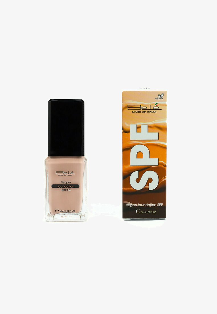 Fondotinta vegan in una bottiglia di vetro trasparente con un tappo quadrato nero, etichettato SPF15, accanto a una scatola arancione con scritte bianche.