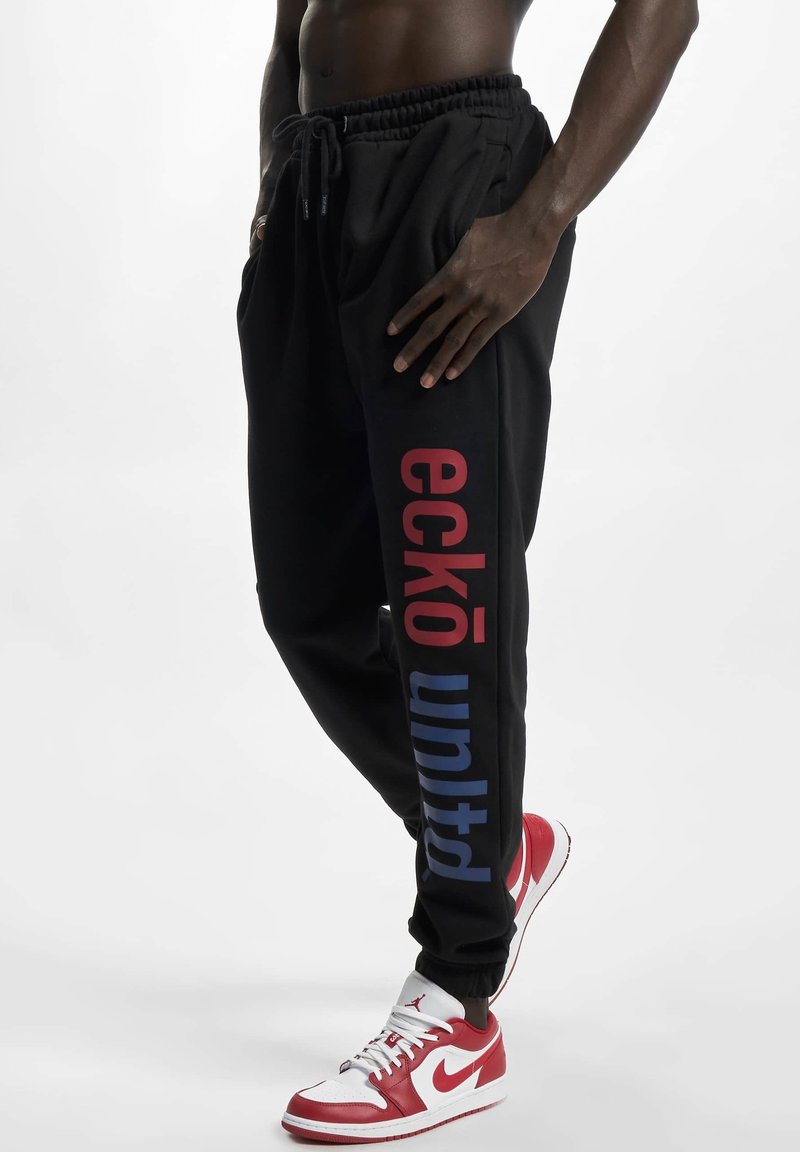 Zwarte sweatpants met rode en blauwe bedrukte tekst "eckō unlt'd". Gemaakt van zacht materiaal, met een elastische tailleband en boorden.
