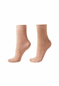 Rosa gestrickte Socken mit einem Spitzenmuster und gerippten Bündchen, mit einer strukturierten Oberfläche, die auf Atmungsaktivität und Komfort ausgelegt sind.