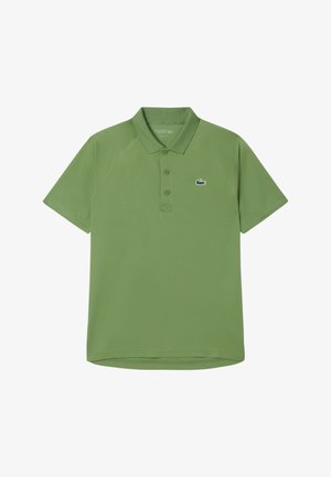 Zielona koszulka polo z krótkim rękawem, trzema guzikami i małym logo krokodyla na lewej piersi.