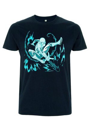 Sort bomulds t-shirt med et blåt grafik af en webslinger i en actionposition, omgivet af dynamiske linjer og accenter.