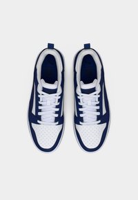 Ναυτικά και λευκά αθλητικά παπούτσια με λεία επιφάνεια, διάτρητη μύτη, αντίθετες ρίγες και λευκά κορδόνια. Περιλαμβάνει λουράκι τράβηγμα στη φτέρνα.