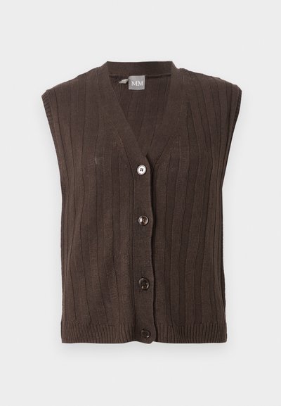 Gilet sans manches marron foncé en tricot avec côtes verticales et quatre boutons devant, avec un col en V et une petite étiquette de marque à l’intérieur du col.