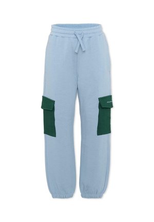 Pantaloni della tuta azzurri chiaro con vita e polsini elasticizzati, con tasche cargo verde scuro con patta su entrambe le gambe.