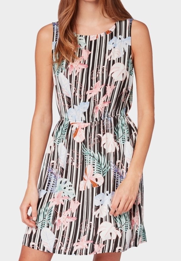 Robe sans manches avec des rayures verticales noires et blanches, présentant des motifs floraux et feuillus pastel, et une taille froncée.