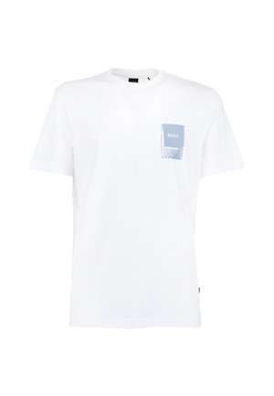 Camiseta blanca de algodón con cuello redondo, mangas cortas y un bolsillo frontal cuadrado azul claro con la palabra "BOSS". Textura suave.