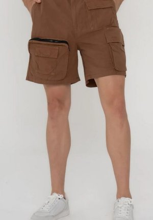 Pantaloni cargo marroni con più tasche e una tasca laterale con zip, realizzati in un materiale leggero, con una vestibilità comoda e lunghezza sopra il ginocchio.