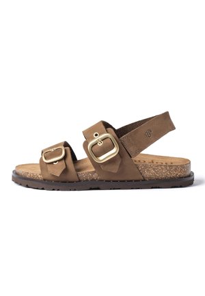 Braune Sandale mit Korkfußbett, zwei verstellbaren goldfarbenen Schnallen an den Riemen und einem Rückriemen mit einem kleinen eingeprägten Logo.