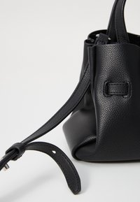 Borsa a tracolla nera in pelle con superficie texturizzata, caratterizzata da un design morbido e strutturato, con tracolla regolabile e dettaglio con fibbia.