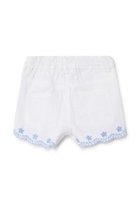 Shorts de mezclilla blanca con una cintura fruncida, que presentan bordados florales azules a lo largo del dobladillo y dos bolsillos traseros.