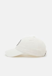 Cappellino da baseball bianco con visiera curva, tessuto morbido al tatto, applicazione ricamata sul davanti e strap regolabile sul retro.