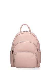 Zaino in pelle rosa con finitura testurizzata, compartimento principale con doppia zip, tasca frontale e tasche laterali, manico superiore arrotondato e spallacci regolabili.