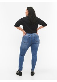 Zizzi AMY MIT HOHER TAILLE - Vaqueros slim fit - blue denim