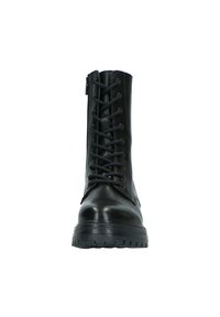 Zwarte leren enkelboots met een ronde neus, vetersluiting aan de voorkant en een rits aan de zijkant. Dikke, gestructureerde zool met profielpatroon voor grip.