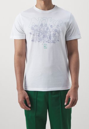 Biała koszulka Nike z nadrukiem różnorodnej grupy tenisistów w kreskówkowym stylu, w tym jednej osoby na wózku inwalidzkim, trzymającej rakiety.