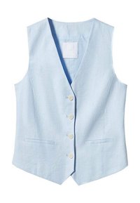 Gilet en lin bleu clair avec un col en V, cinq boutons sur le devant et deux poches latérales. Le tissu présente une texture subtile et une finition lisse.