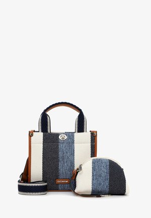 Väike kandekott ja sobiv väike kott meresiniste, siniste ja valgete vertikaalsete triipudega, nahast detailide ja hõbedaste metallosadega.