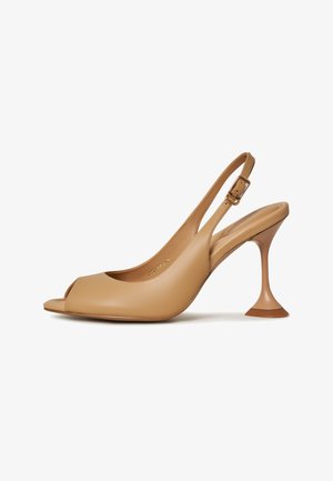 Zapatos de tacón de punta abierta estilo slingback en cuero color marrón claro con un tacón de aguja curvado y correa en el tobillo. Textura suave y diseño minimalista.