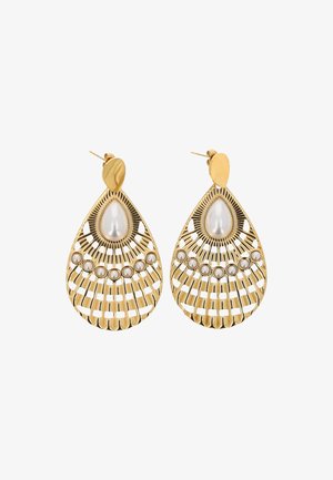 Guld øreringe formet som dråber med udskårne mønstre, hver med en stor perle øverst og en række mindre perler nedenfor.