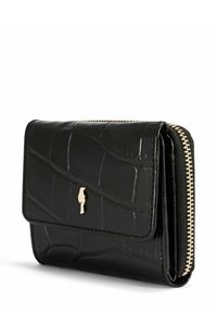 Czarny portfel z tłoczonym wzorem krokodyla, z logo w odcieniu złota, zamkiem błyskawicznym, klapą składana oraz usztywnioną konstrukcją o gładkiej fakturze.